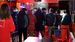 Descubren a 26 personas reunidas en club nocturno durante toque de queda