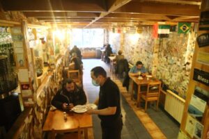 Restaurantes reciben público en interior con pase de movilidad