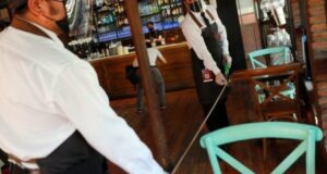Senadores cuestionan decisión de incluir a trabajadores de restaurantes al aforo de los locales