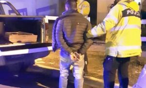 Detienen a sujeto hurtando especies desde auto