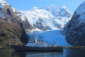 Intensa búsqueda de pescador desaparecido tras caer de su lancha