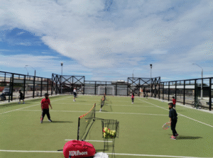 Más de 50 niños de Punta Arenas vibraron con clases de tenis en multicancha
