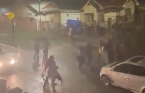 Vecinos captan descomunal pelea en pleno toque de queda en Villa Santa Ana