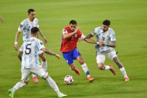 Chile rescata un punto de visita ante Argentina en un trabajado partido