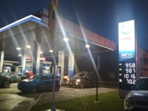 Unánime molestia de automovilistas por continuas alzas de precios de combustibles