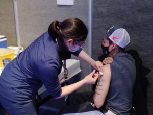 La ambiciosa meta de Salud: llegar este viernes al 80% de la población vacunada con ambas dosis