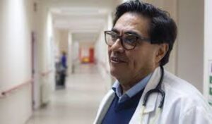 Geriatra magallánico explica las razones por las que debe haber una tercera dosis en adultos mayores