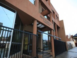 Insólito: Adulto mayor no puede viajar para operarse por condena de 1960