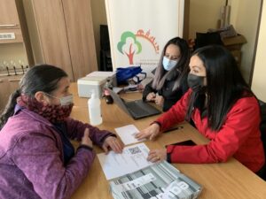 Autoridades regionales ayudan a vecinos a obtener clave única y pase de movilidad