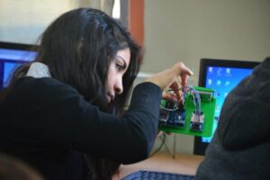 Alumnos de enseñanza técnica recibieron becas para certificación internacional