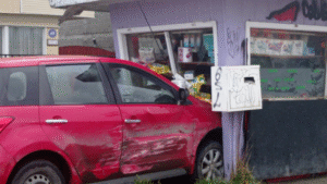 Conductor terminó estrellando su auto contra kiosco