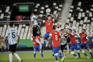 Chile debutó con un empate ante Argentina gracias a una viveza de Eduardo Vargas