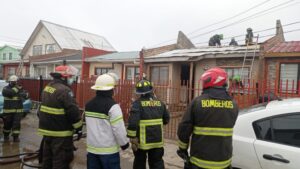 Incendio afectó vivienda en la población Aves Australes