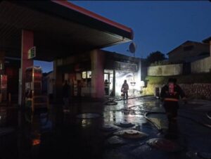 Incendio destruyó oficinas de estación de servicio y alertó a vecinos de Natales