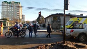 Colisión entre dos automóviles y motocicleta dejó un lesionado