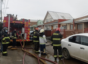 Incendio afectó vivienda de la Población Aves Australes y dejó una persona lesionada