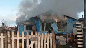 Adulta mayor escapa con lesiones de incendio que destruyó su vivienda