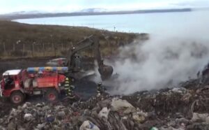 Con el apoyo de Ejército y Bomberos buscan controlar incendio en vertedero