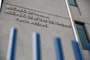 Padre que habría maltratado a su hijo de dos años debe abandonar inmueble