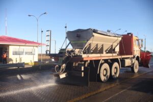 Vialidad aplica más de mil toneladas de sal en las rutas