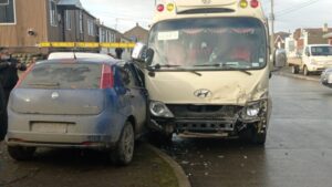 Un lesionado dejó colisión entre auto particular y micro bus
