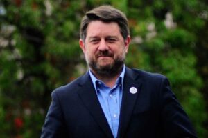 Claudio Orrego logra el triunfo en la Gobernación Metropolitana sobre Karina Oliva