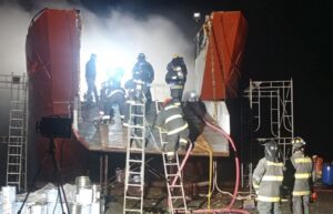 Cuatro trabajadores escaparon de las llamas en incendio que afectó embarcación