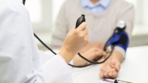 Buscan poner tope a los precios de exámenes de salud