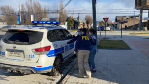 Encarcelan a joven mujer por asalto con cuchillo cartonero