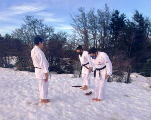 Deportistas Shotokan Samurai Punta Arenas efectuaron su investidura sobre la nieve del Club Andino