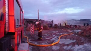 Incendio destruyó vivienda en sector parcelas y dejó a una persona damnificada
