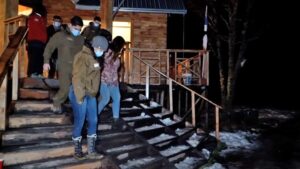 Fiesta clandestina de madrugada en Laguna Lynch concluye con 11 detenidos