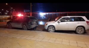 Conductor chocó dos autos estacionados en Puerto Natales