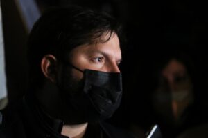 Reforma tributaria de Boric propone alza de impuestos, incluido el diésel