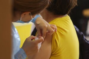 Minsal da luces de una posible tercera dosis: comenzaría con los adultos mayores