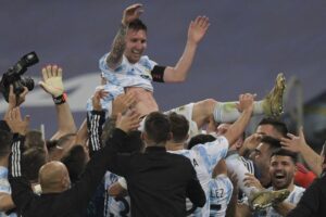 Argentina venció a Brasil en el Maracaná y Messi por fin gritó campeón con su país