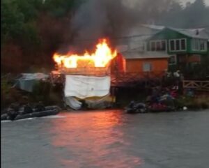 Movilizándose en botes de goma acuden a combatir incendio de vivienda en Puerto Edén