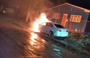 Incendio destruyó vehículo en Pampa Alegre