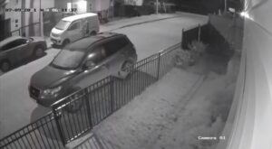 Cámara captó a sujeto abriendo autos en Villa Split