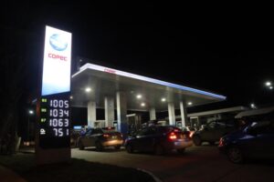 Alza en precio de bencinas: presidente de Asoducam culpa a parlamentarios