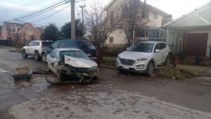 Vehículo que realizaba carreras provoca daños en dos móviles