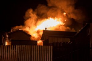Voraz incendio destruyó vivienda en Puerto Natales