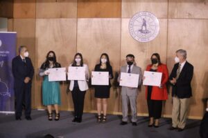 Primera generación de médicos UMAG relata sus proyecciones tras la ceremonia de titulación