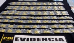 Condenan a ex funcionario de la Fach por ingresar 99 pastillas de éxtasis a la región