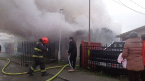 Incendio arrasó con vivienda y dejó a cinco personas damnificadas