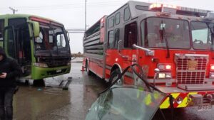 Carro de Bomberos colisionó con microbús y un voluntario resultó lesionado