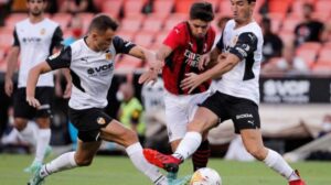 Valencia vence al Milan en definición a penales y se  queda con el Trofeo Naranja con público en el estadio
