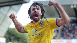 ¡Chileno de tomo y lomo! Ben Brereton Díaz fue amonestado por hacer tiempo en la victoria del Blackburn Rovers