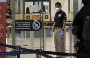 Detienen en aeropuerto a mujer buscada por asalto perpetrado en Santiago