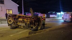 Conductor se fugó luego de protagonizar colisión con posterior volcamiento
